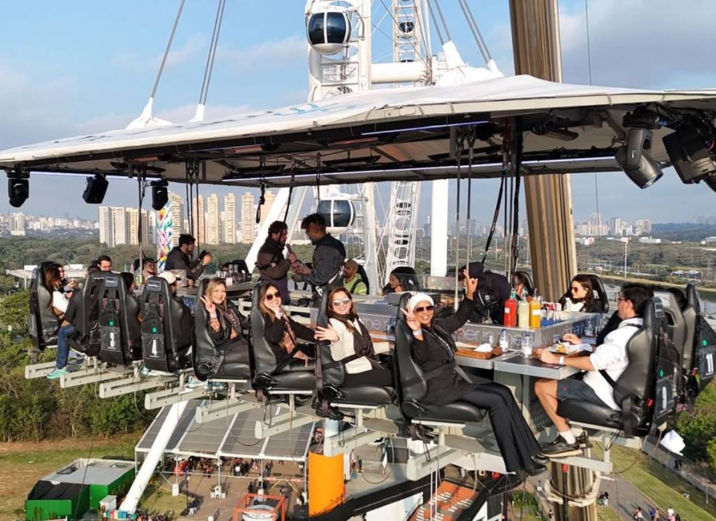 Dinner in the Sky: como é viver a experiência de comer a 50 metros de altura