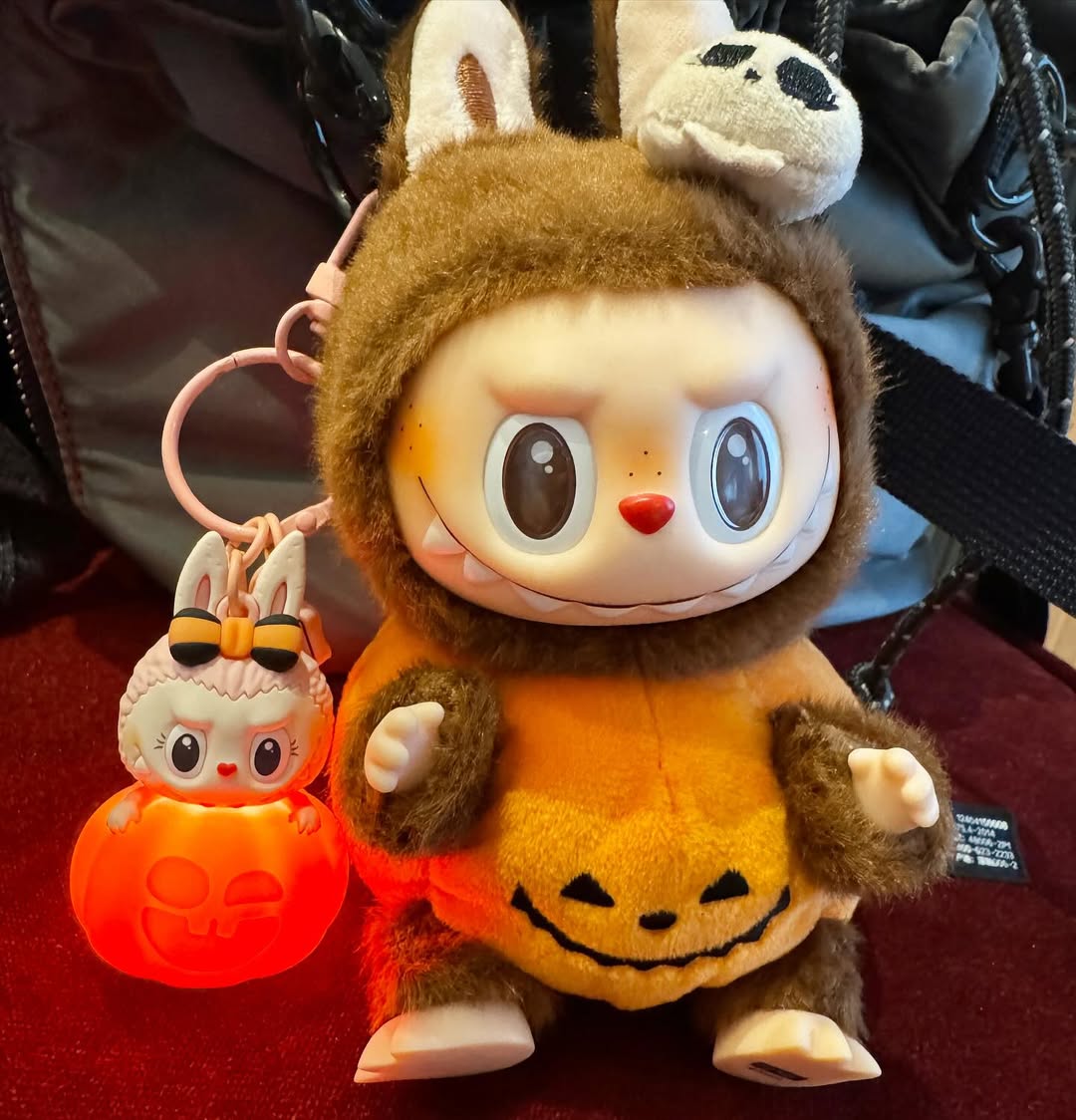 Imagem de boneco Labubu representando a pol&ecirc;mica espiritual