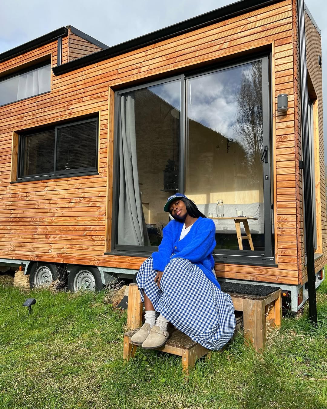Look com su&eacute;ter azul e saia vichy para um visual leve no frio