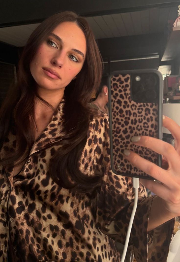 Look com casaco e capinha de celular estampada