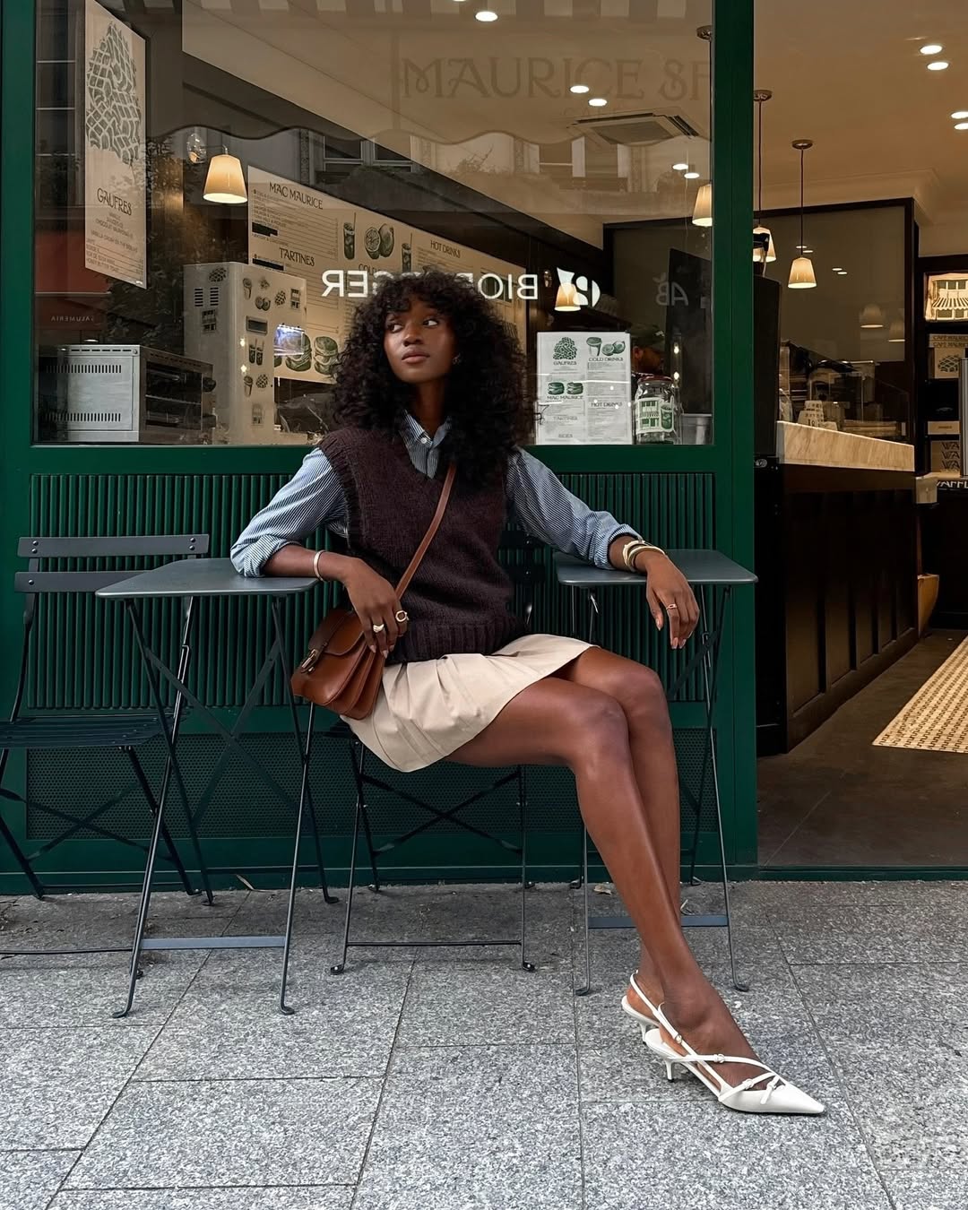 Look com camisa, colete de tric&ocirc; e saia de alfaiataria