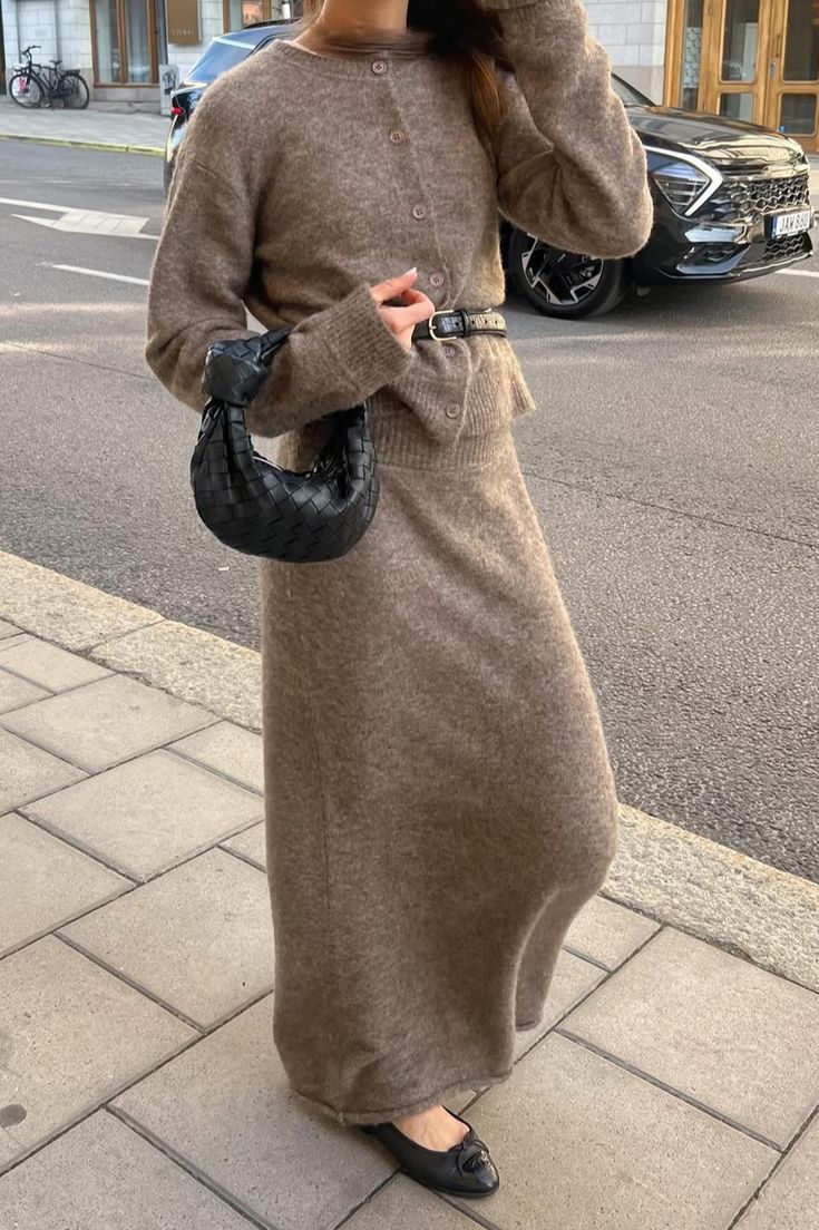 Look monocrom&aacute;tico com conjunto de su&eacute;ter e saia marrom