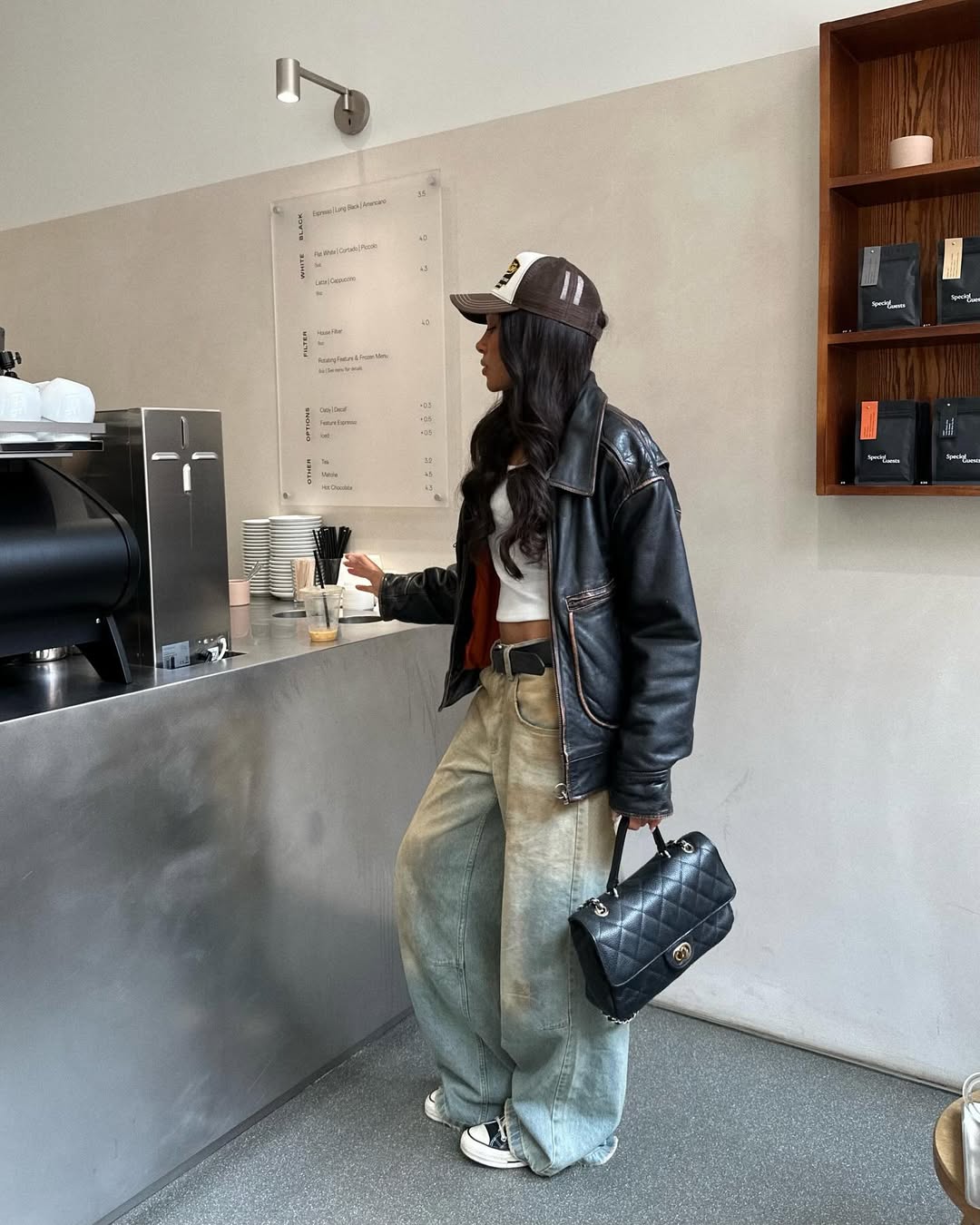 Look com jeans largo e t&ecirc;nis Converse preto, cl&aacute;ssico que atravessa gera&ccedil;&otilde;es