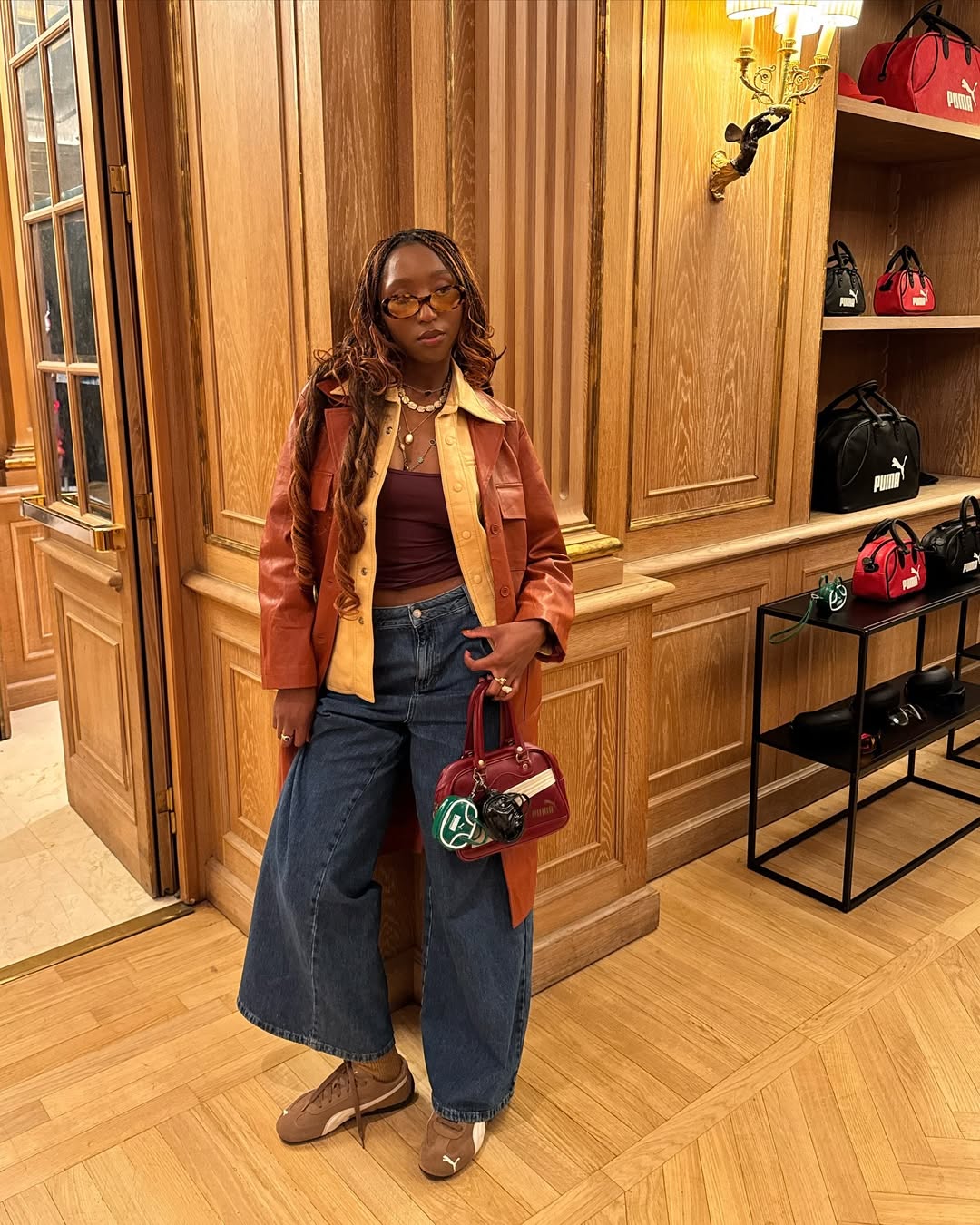 Look vintage com jeans largo e t&ecirc;nis Puma Suede marrom