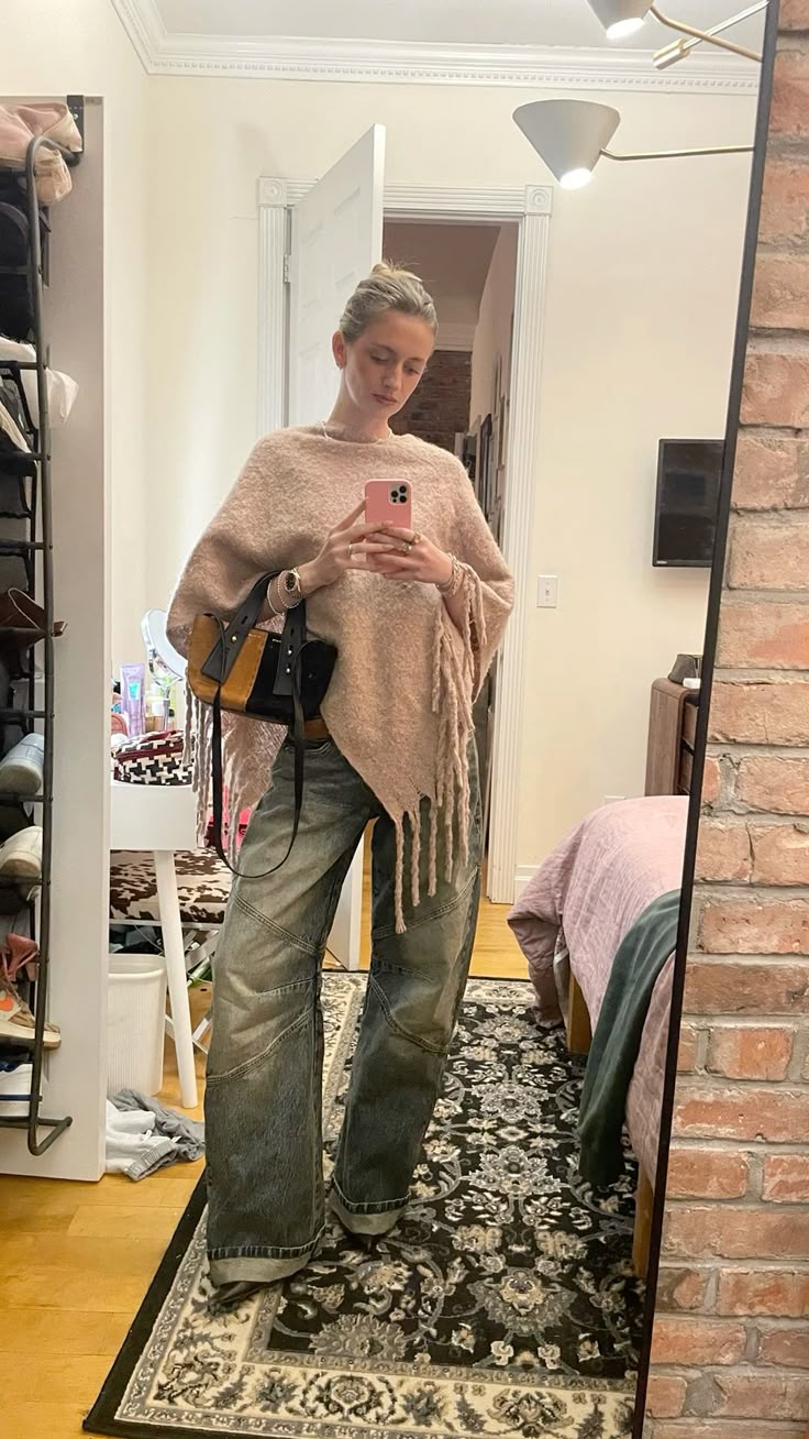 Look com poncho e jeans largo para o dia a dia