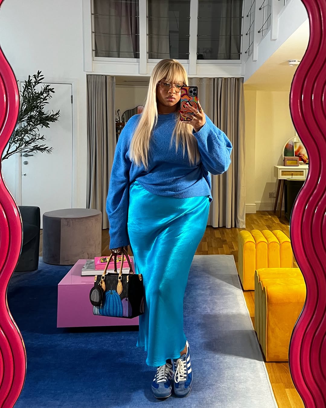 Look monocrom&aacute;tico azul com su&eacute;ter oversized e saia acetinada