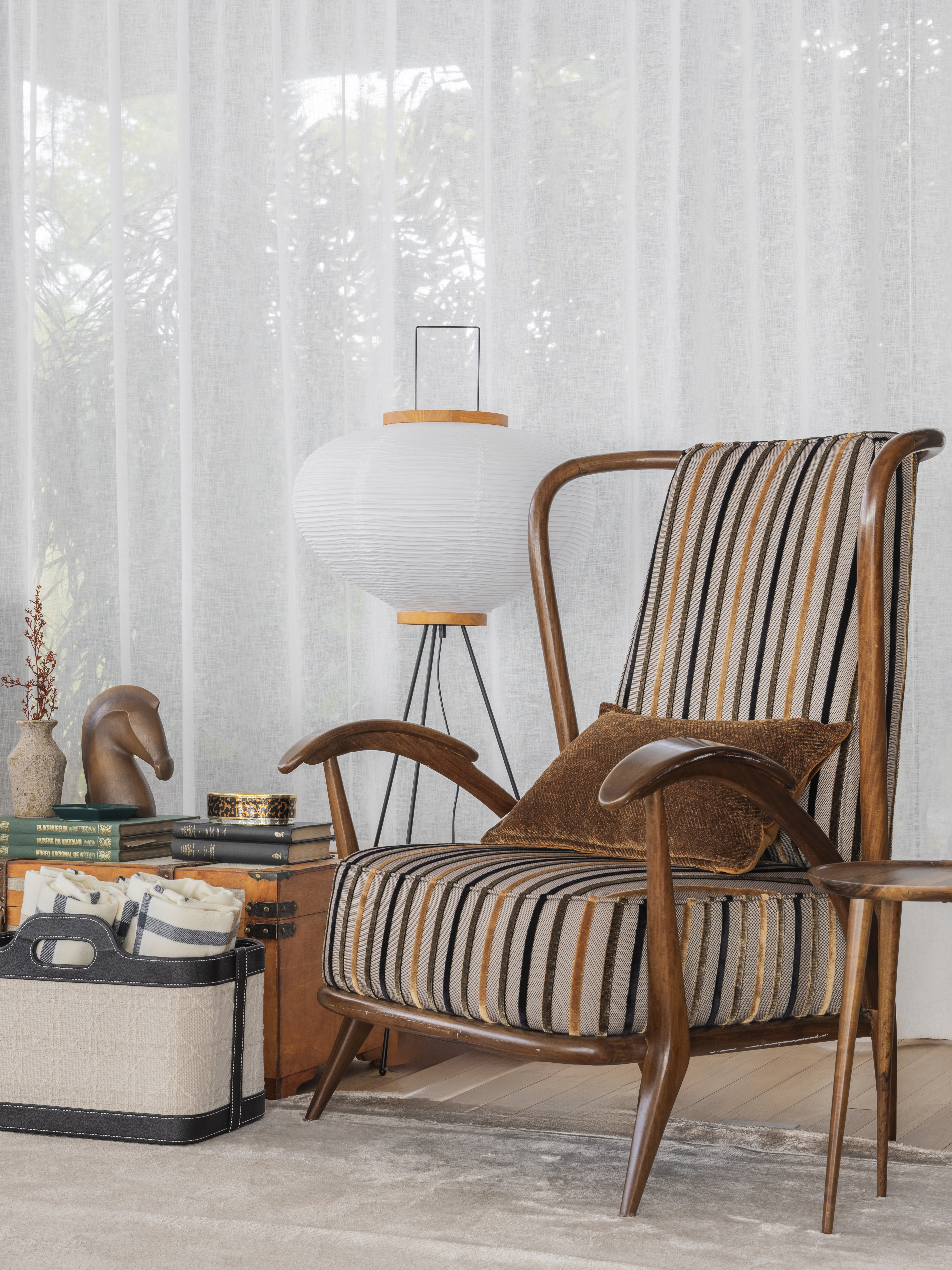 As lanternas japonesas podem substituir lustres tradicionais, serem usadas em cantos de c&ocirc;modos, ao lado de m&oacute;veis ou sobre mesas.