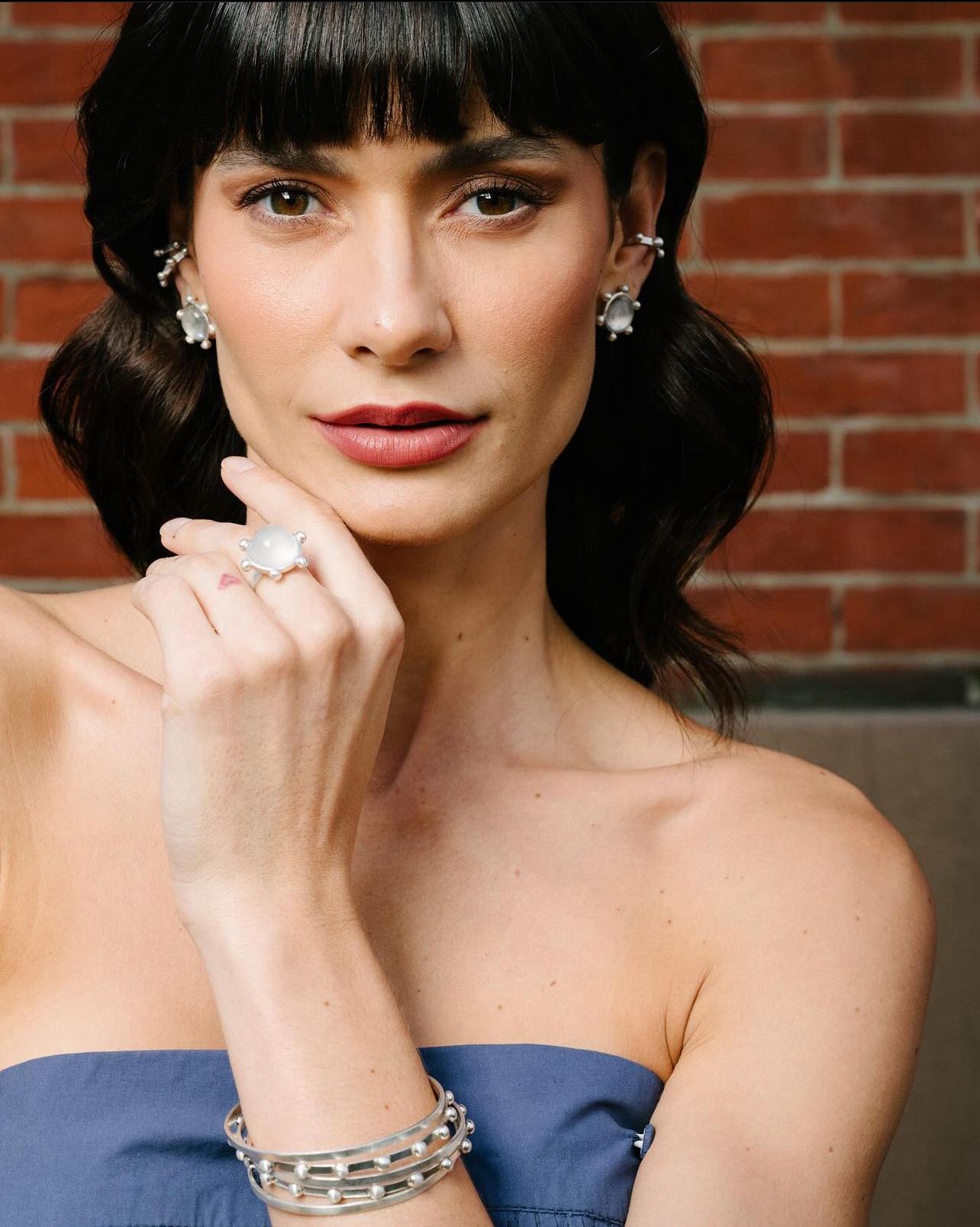 Imagem mostra mulher morena com maquiagem leve, olhos com sombra em tons terrosos e batom marrom.