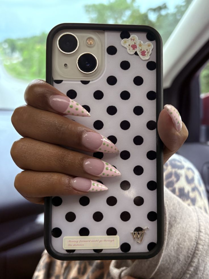 Nail art combinando com capinha de celular