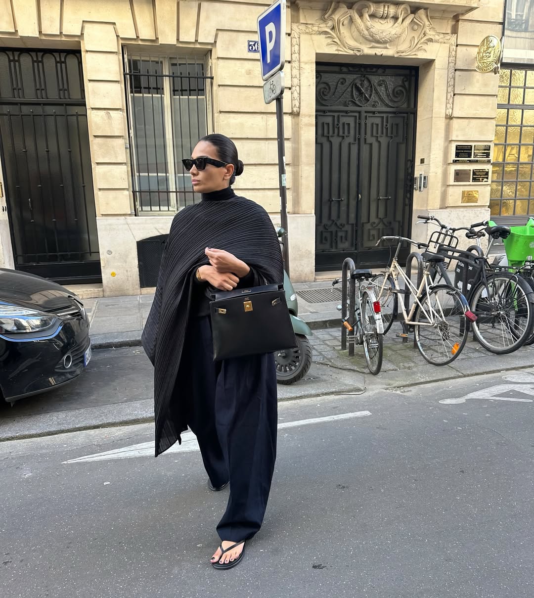 Look all black com poncho estruturado