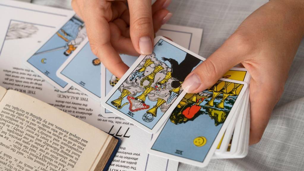 Tarô da Semana: Quatro de Espadas te convida a desacelerar de 21 a 27/7