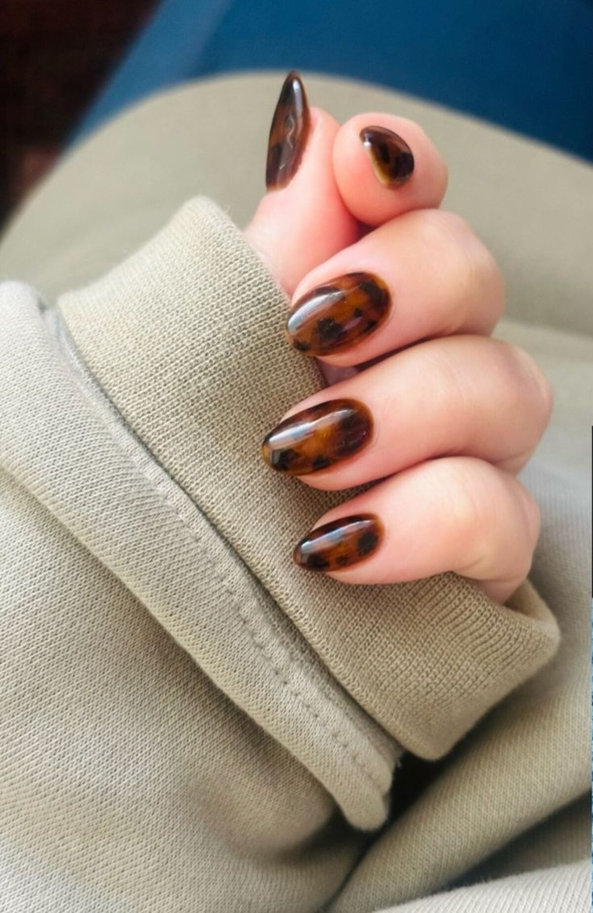Imagem de unhas animal print amendoadas curtas.