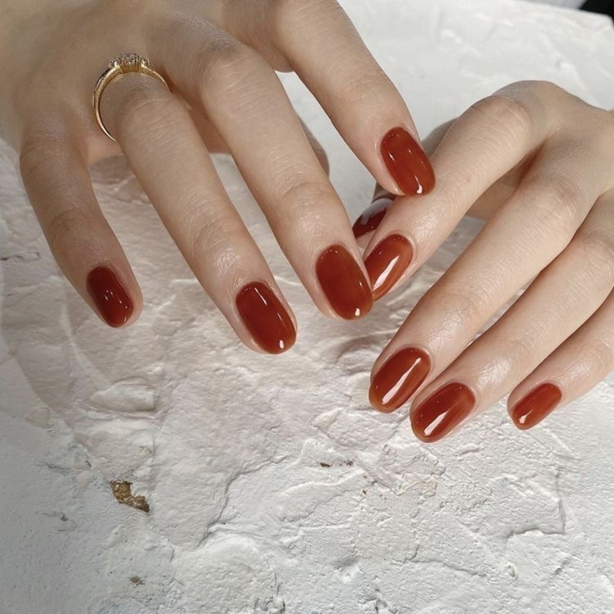 Imagem de unhas jelly na cor terracota.