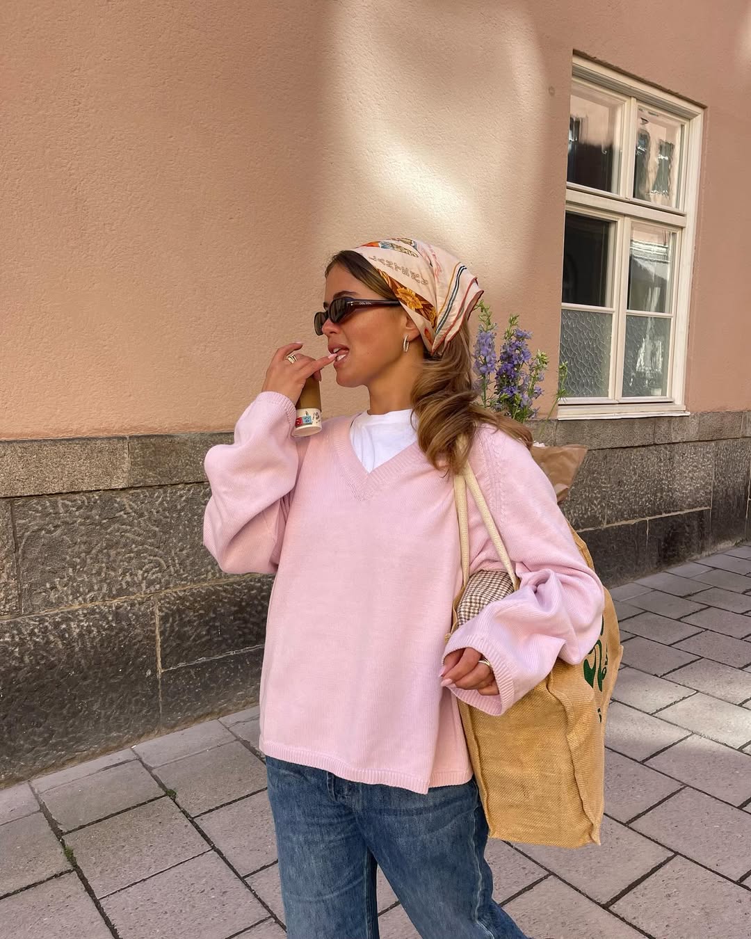 Look rom&acirc;ntico com su&eacute;ter rosa claro e bandana no cabelo