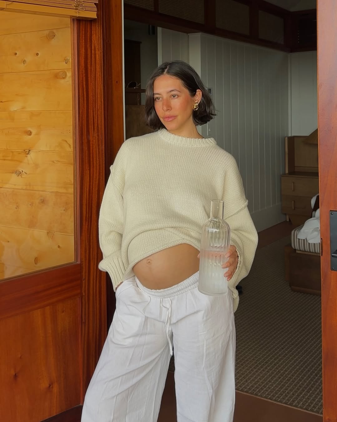 Look confort&aacute;vel com su&eacute;ter bege e cal&ccedil;a branca