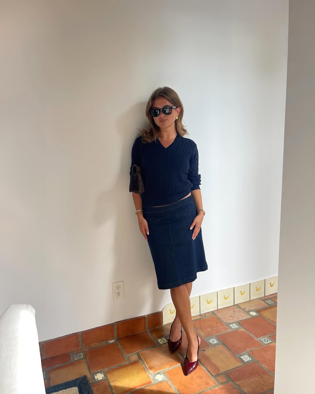 Look all black com su&eacute;ter e saia para um visual elegante