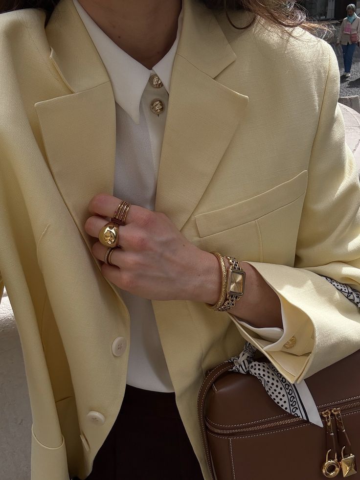 4.look-elegante-com-relogio-vintage Relógio retrô dourado com blazer amarelo