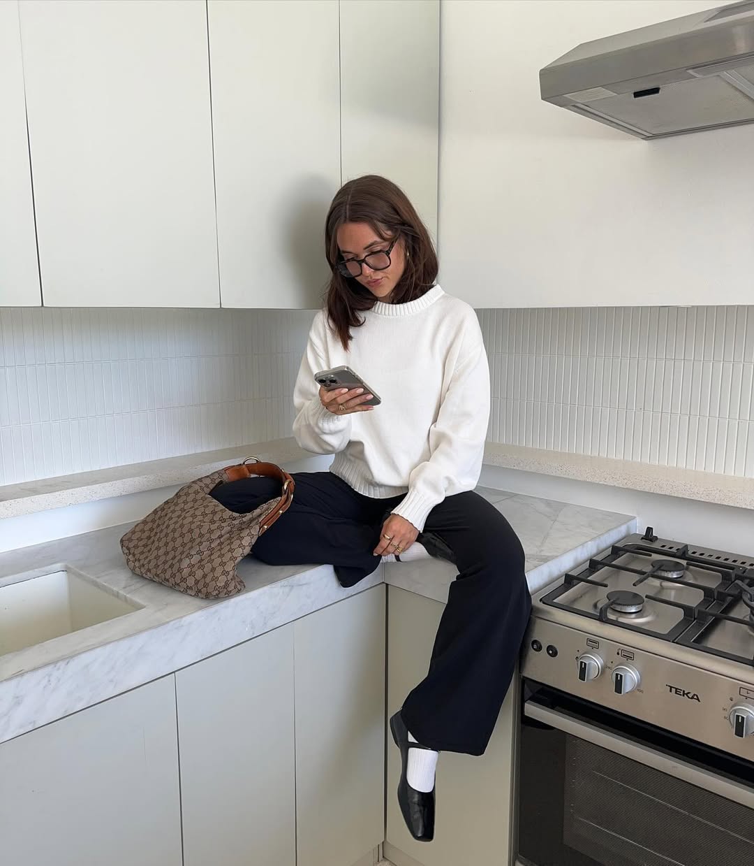 Look casual com su&eacute;ter branco e cal&ccedil;a de alfaiataria