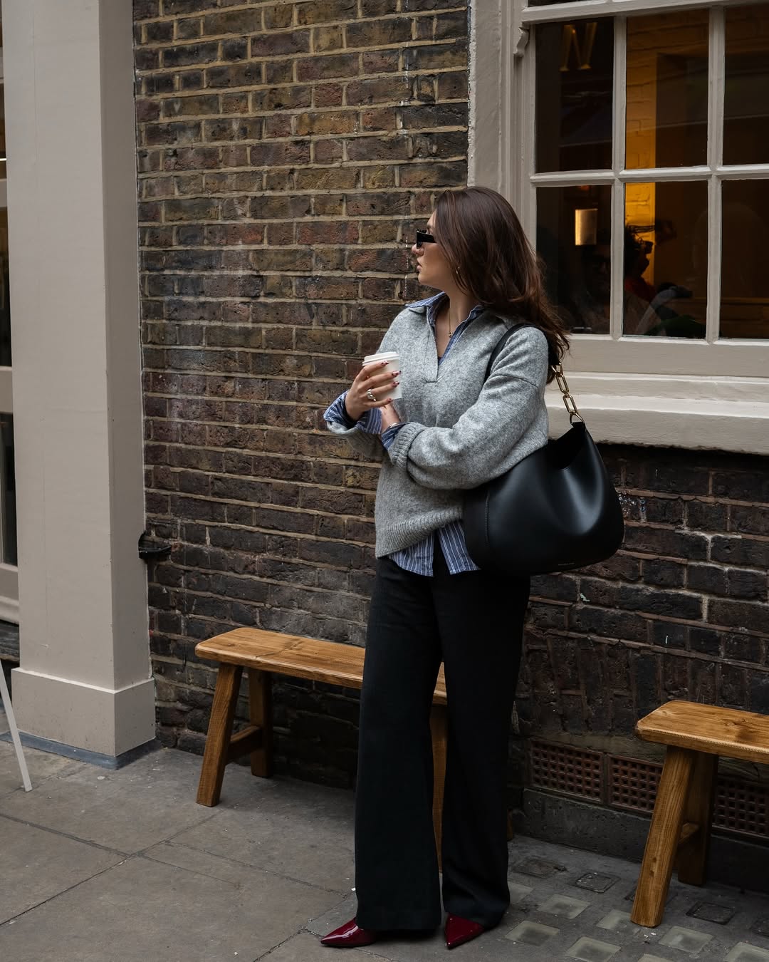 Look urbano com sobreposi&ccedil;&atilde;o de su&eacute;ter e camisa