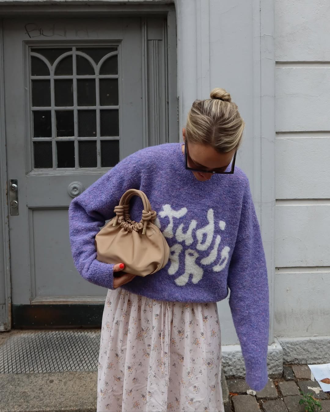 Look rom&acirc;ntico com su&eacute;ter lil&aacute;s e saia floral