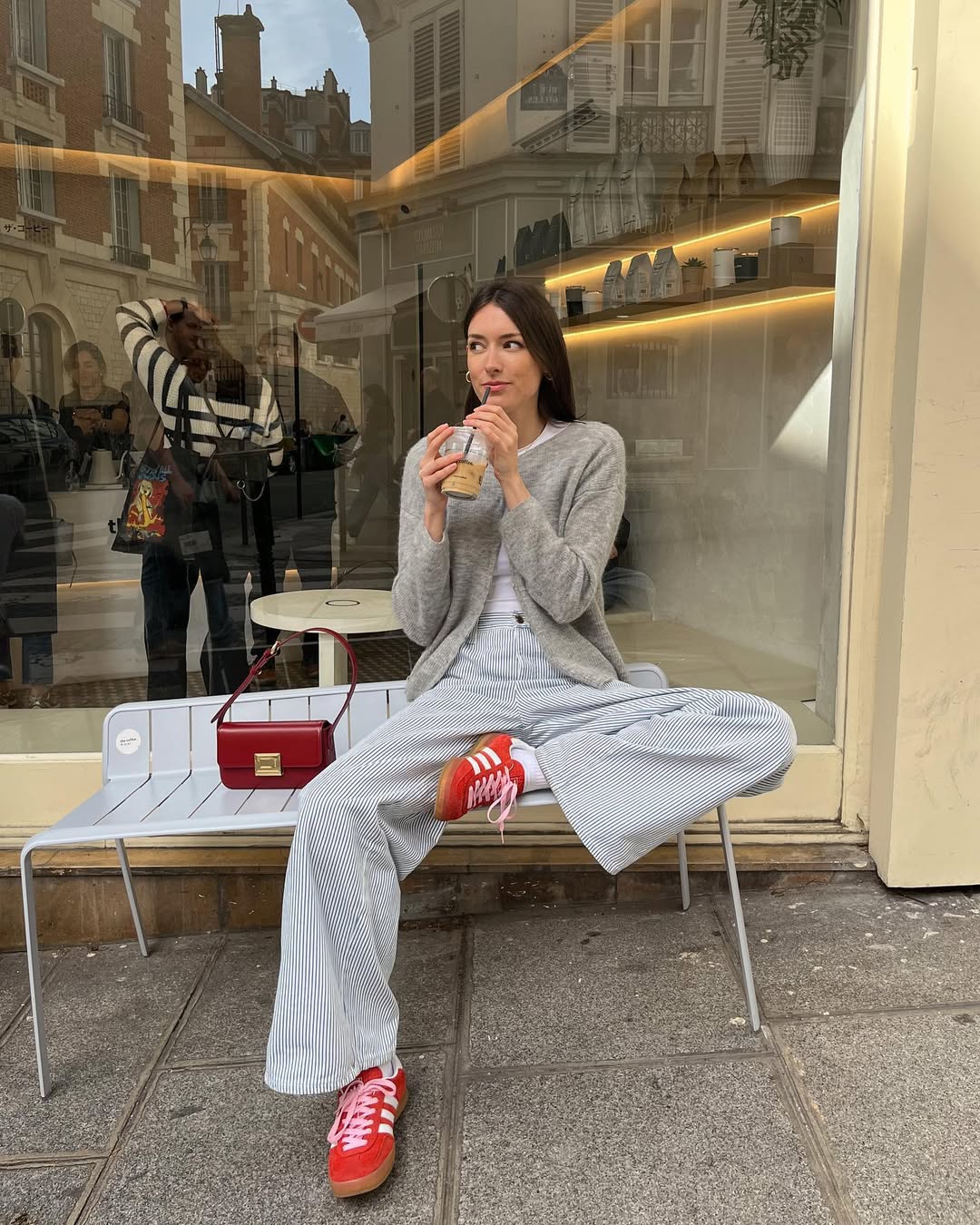 Look com cardigan cinza, cal&ccedil;a listrada e t&ecirc;nis vermelho