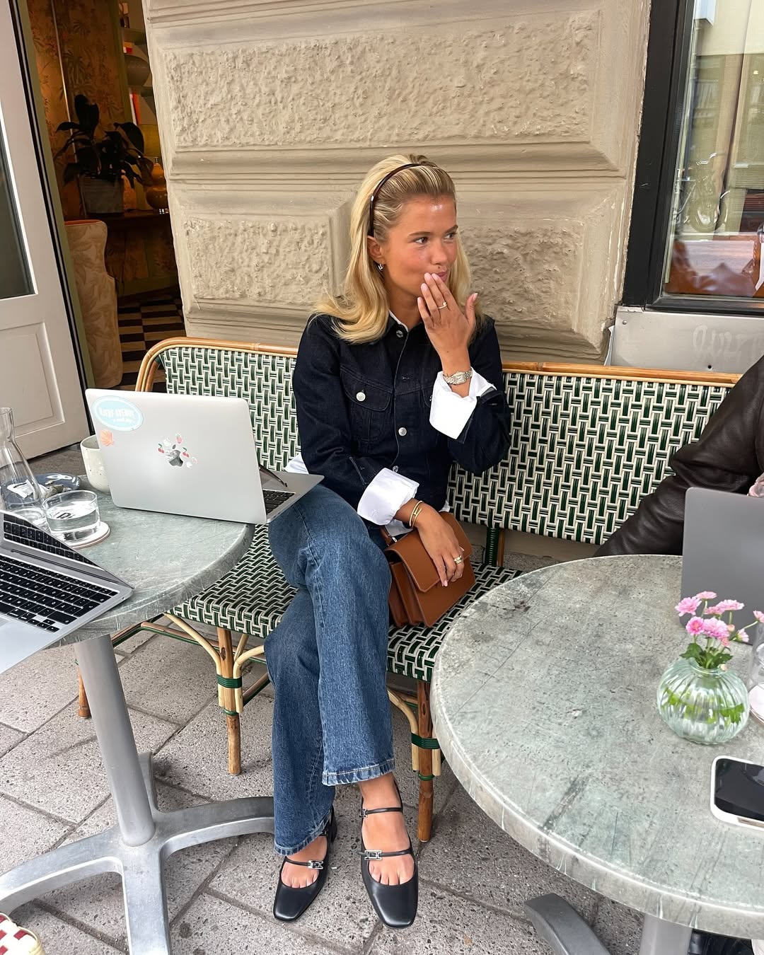 Look com tiara fina marrom e jaqueta jeans escura