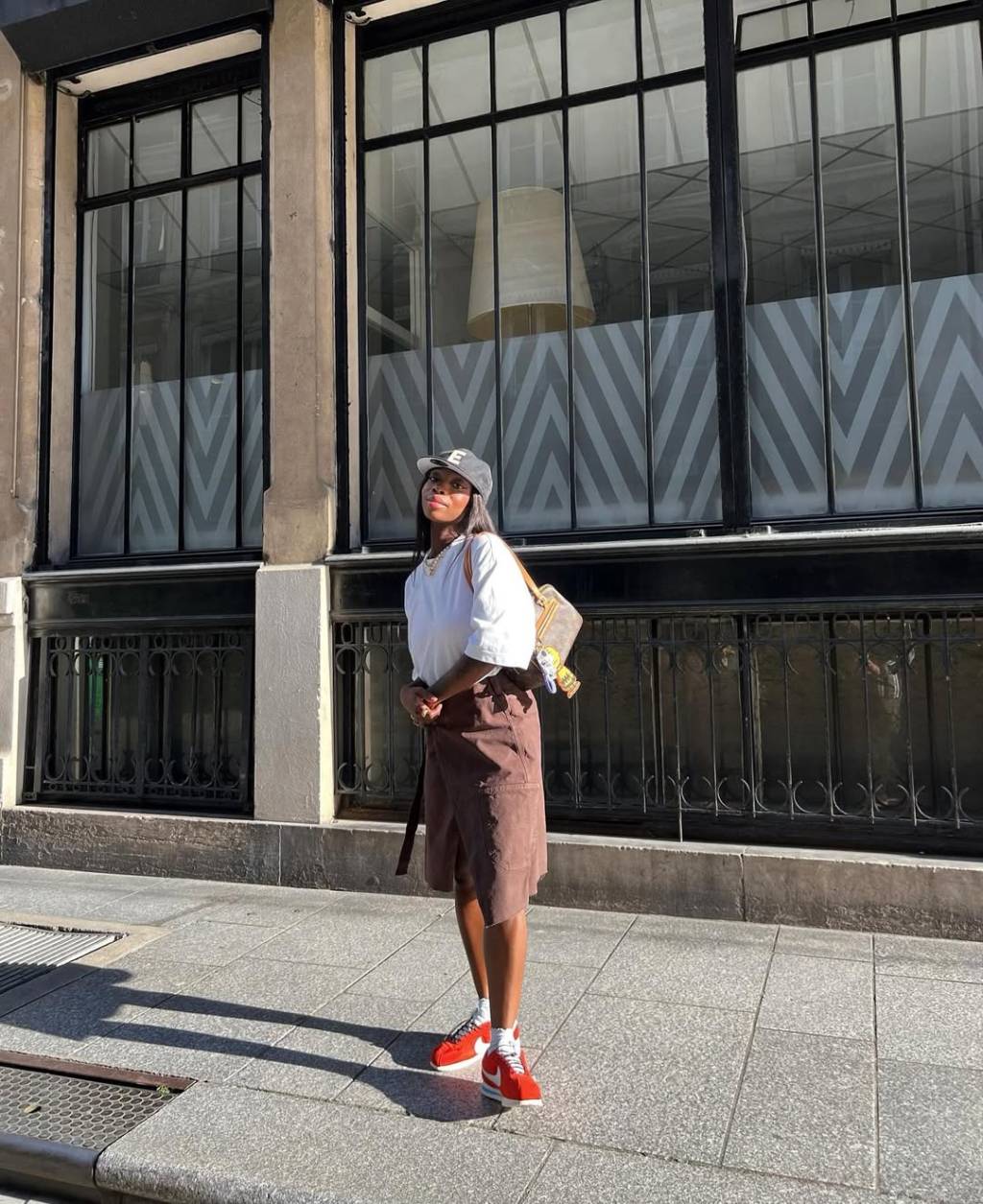 look-descolado-tenis-vermelho Look com saia utilitária marrom, camiseta branca e tênis vermelho