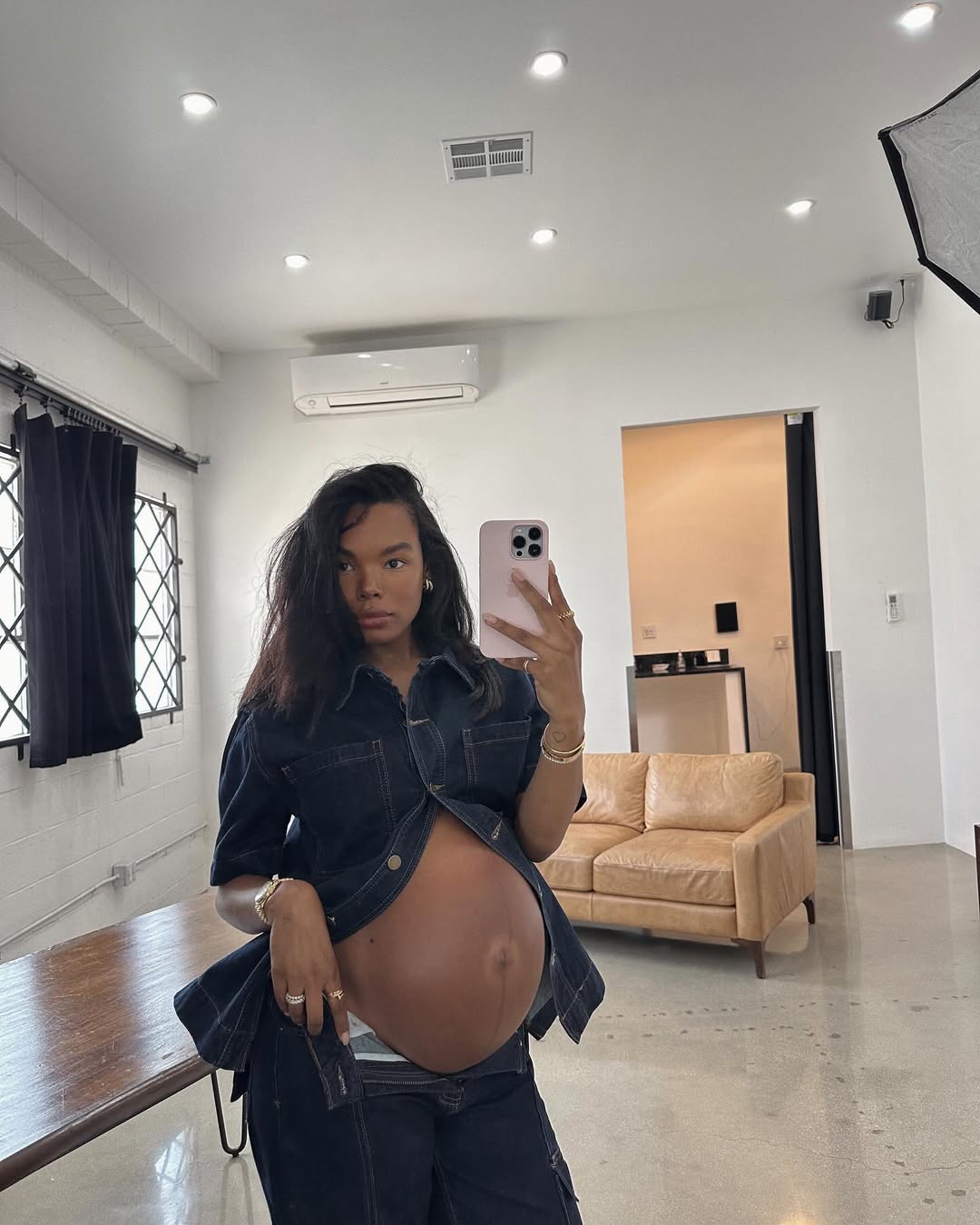 Look elegante com camisa jeans