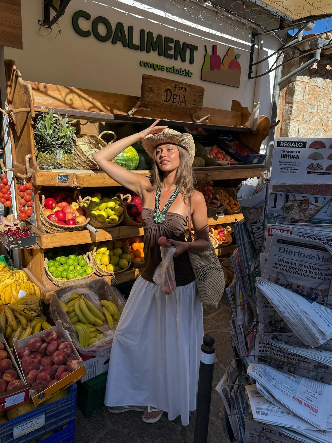 Look com chap&eacute;u de palha e saia longa branca