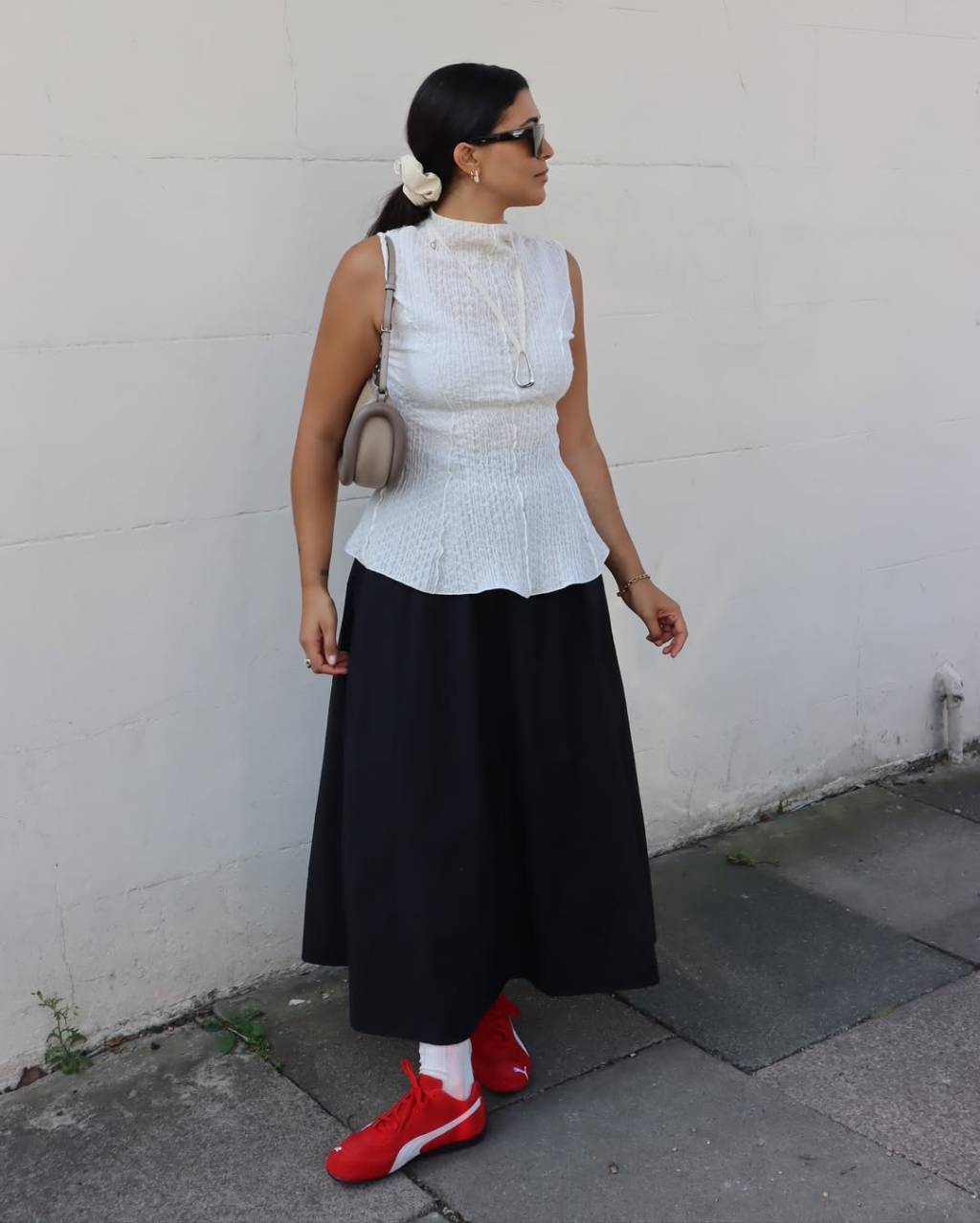 look-saia-longa-tenis-vermelho Look preto e branco com tênis vermelho