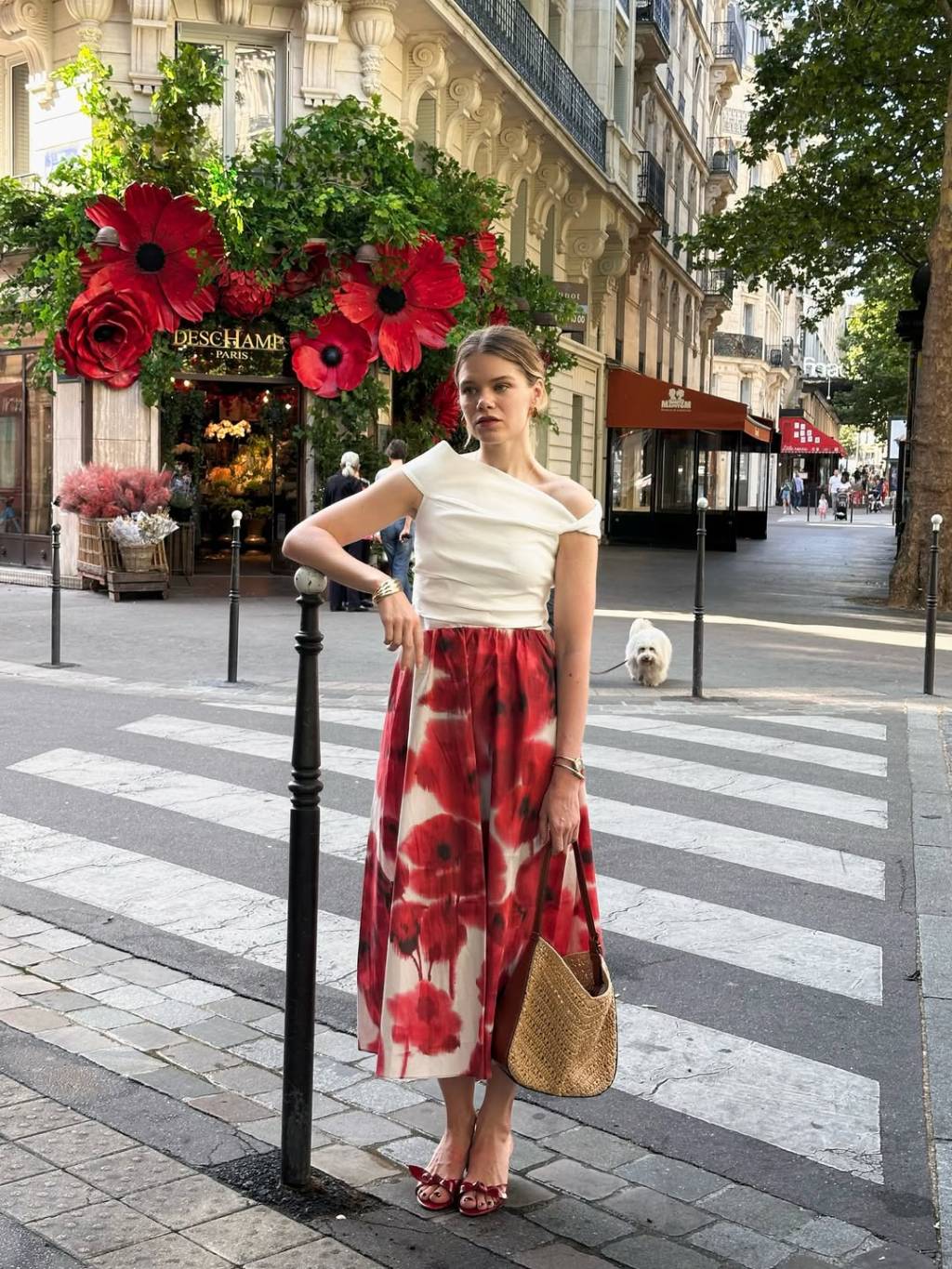 maxi-floral-looks (14) Imagem de mulher usando saia maxi estampa floral vermelha.