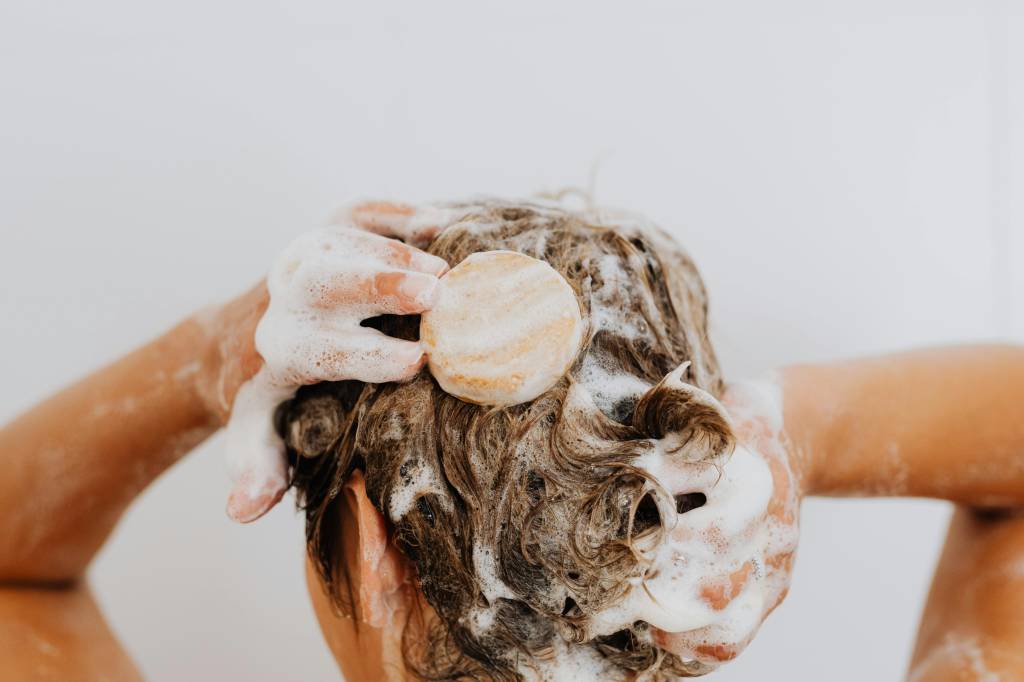 5 shampoos anticaspa de farmácia que realmente funcionam