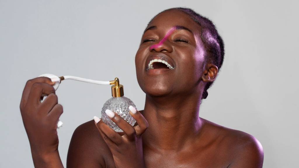 Perfumes unissex: 5 fragrâncias acessíveis para usar a dois