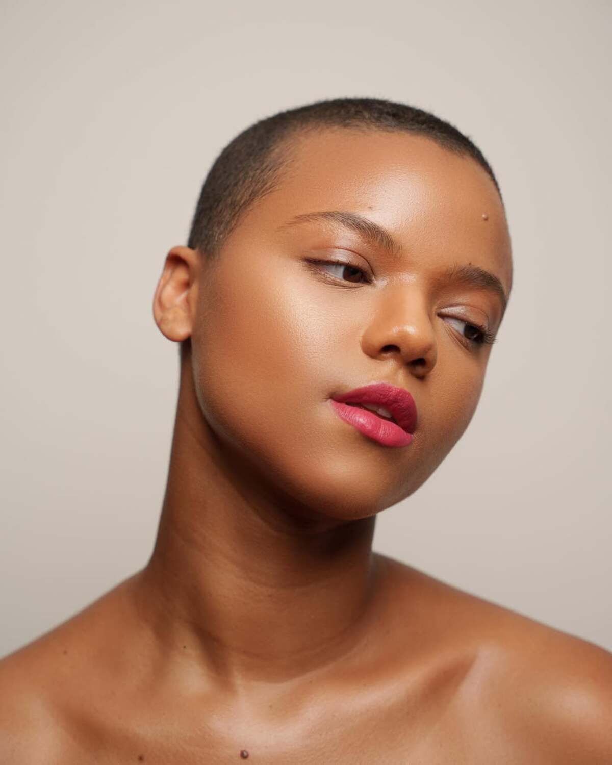 Imagem de mulher com make levinha para treinos.