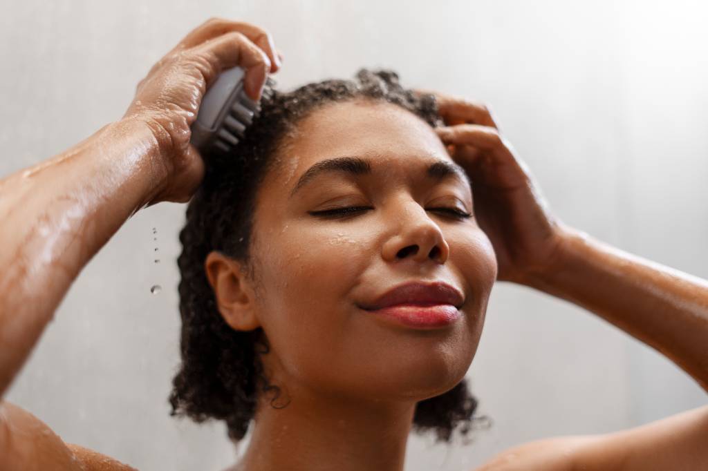 7 shampoos detox perfeitos para limpar profundamente os cabelos cacheados