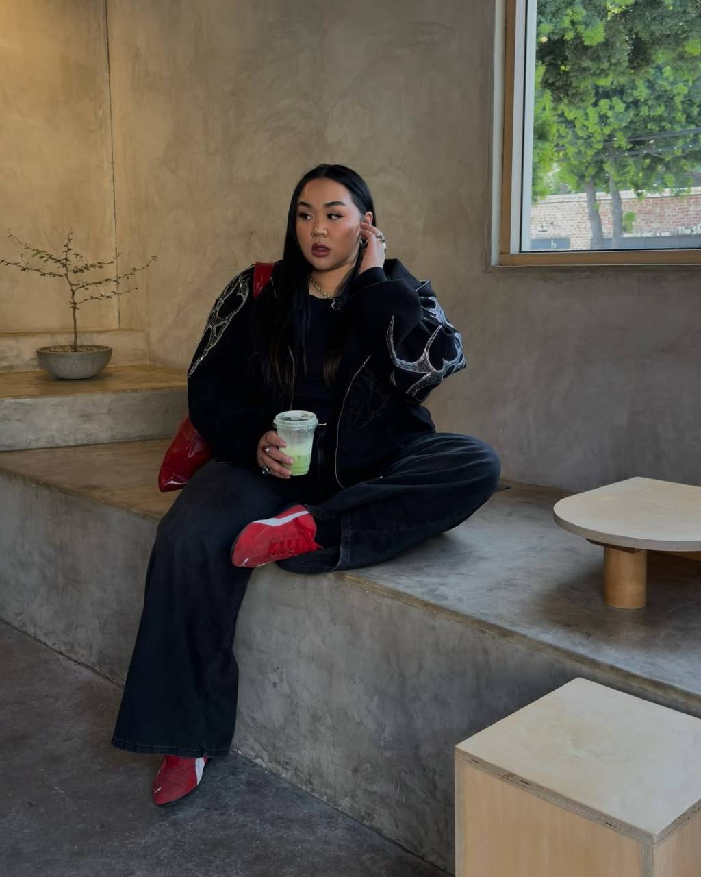 tenis-vermelho-look Look all black com tênis e bolsa vermelha