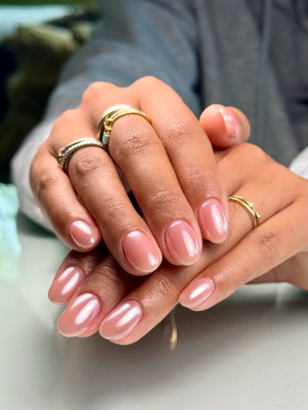 Unhas claras com efeito cromado perolado