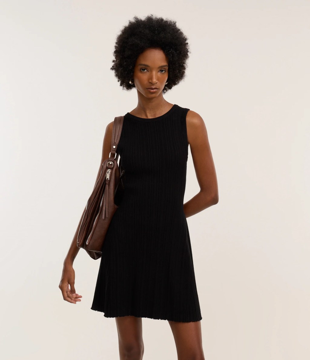 Vestido curto e solto preto, sem manga