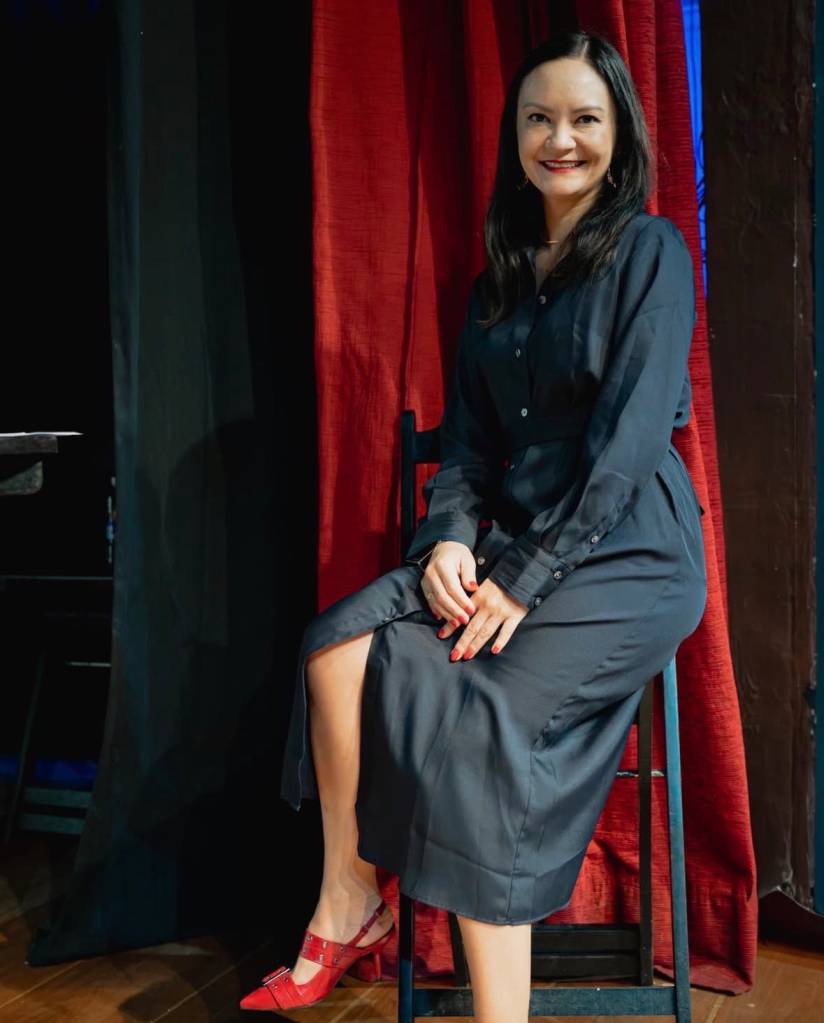 A autora e psicanalista Ana Suy reflete sobre ideais femininos e sua relação com instabilidades financeiras na Casa Clã Finanças.