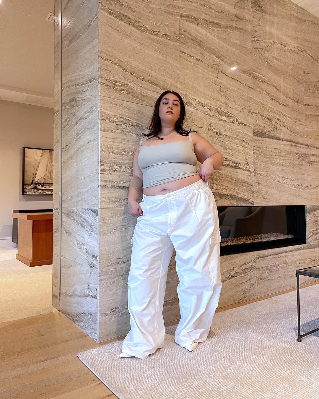 Look plus size minimalista com cal&ccedil;a branca cargo e cropped bege