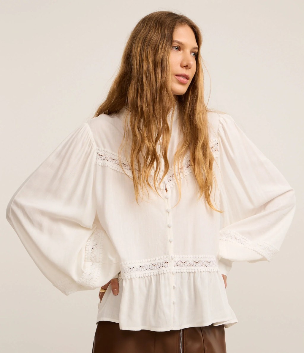 Camisa com bordados e babados brancos