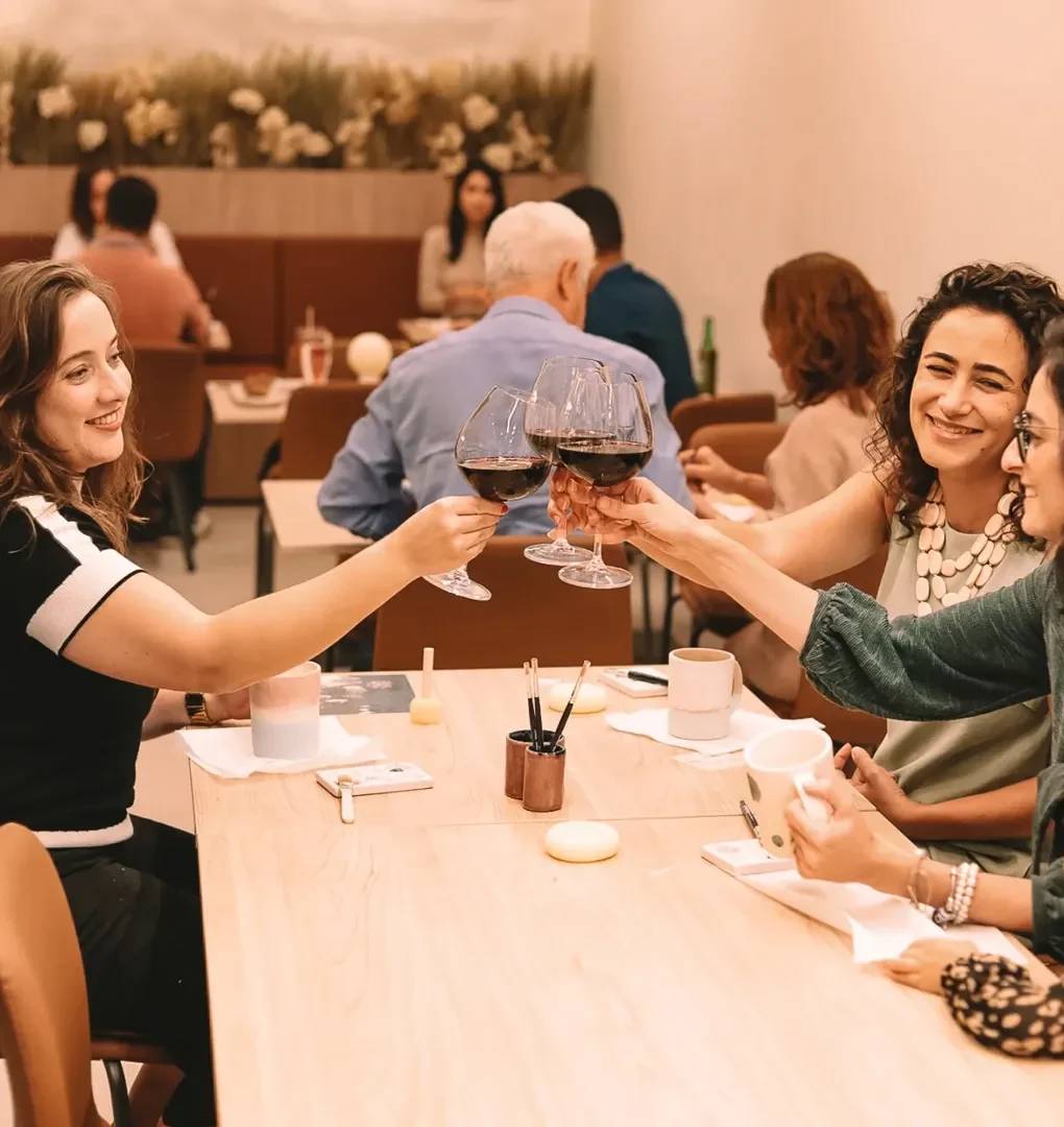 Imagem de lugar para pintar e beber drinks ou café em SP.