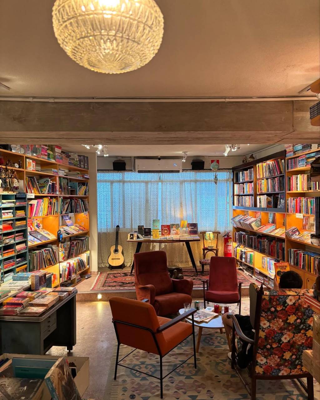 escapismo-bibla.bibla Imagem de cafeteria e livraria aconchegante em SP.