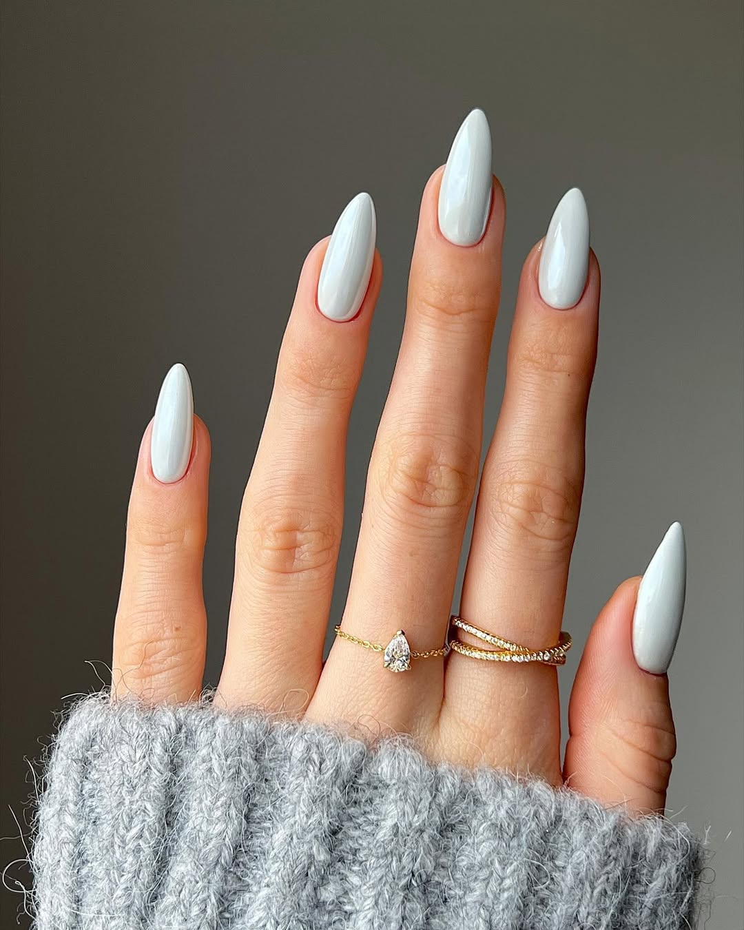 Unhas esmaltadas em azul pastel suave