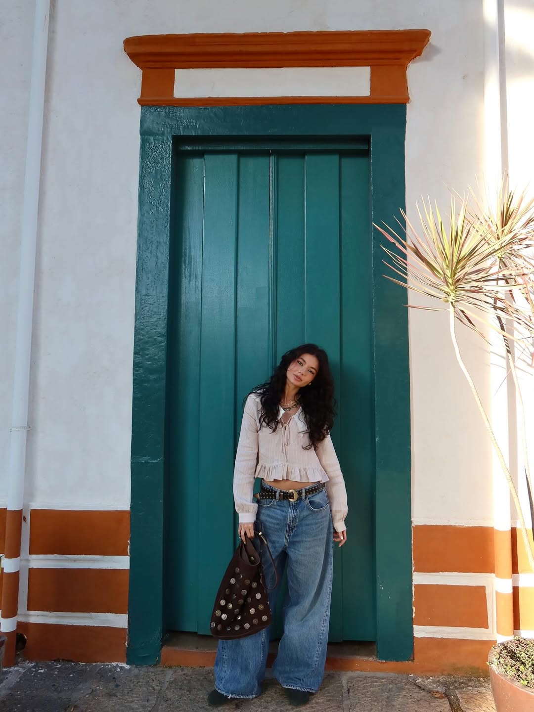 Look boho com camisa, cal&ccedil;a jeans e bolsa marrom vintage