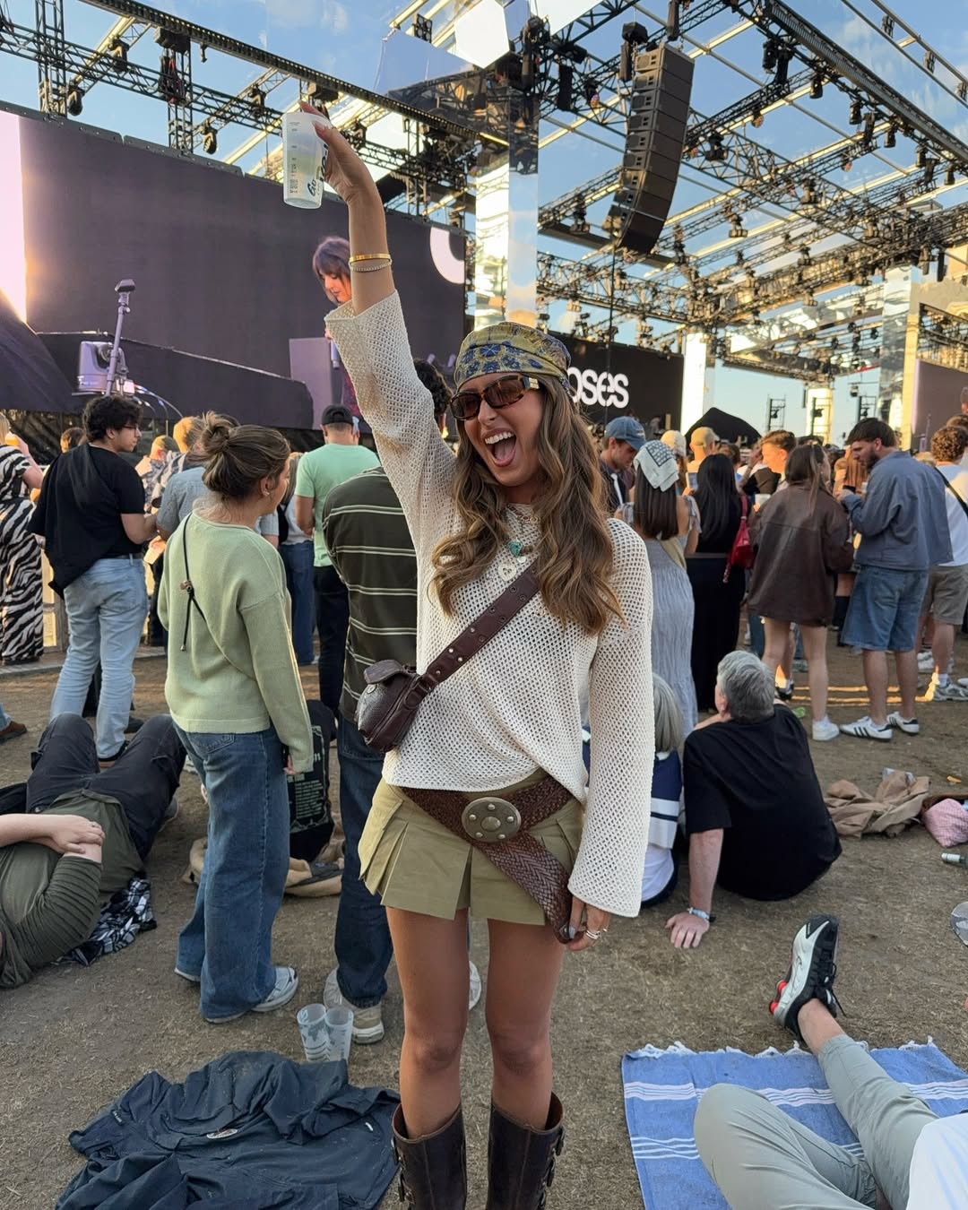 Look com blusa de croch&ecirc;, saia de alfaiataria e len&ccedil;o