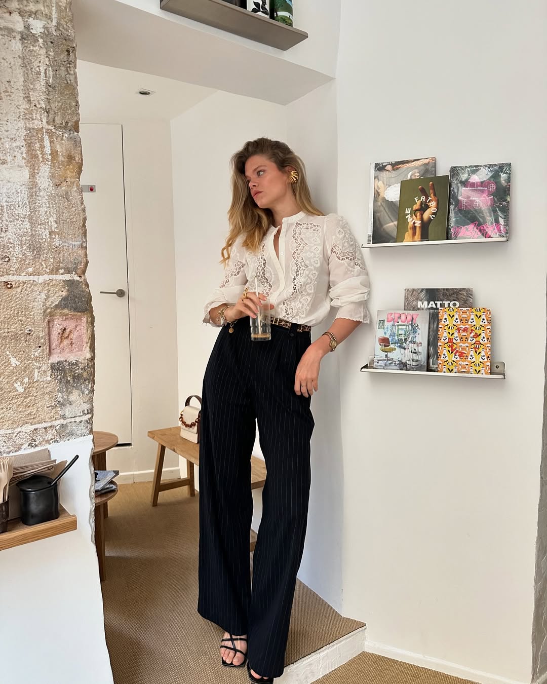 Visual elegante para o trabalho com cal&ccedil;a pantalona preta