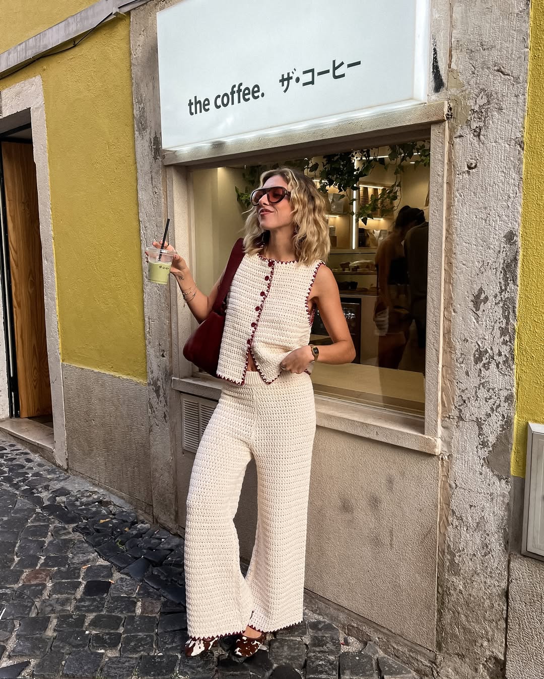 Look com colete e cal&ccedil;a de croch&ecirc;