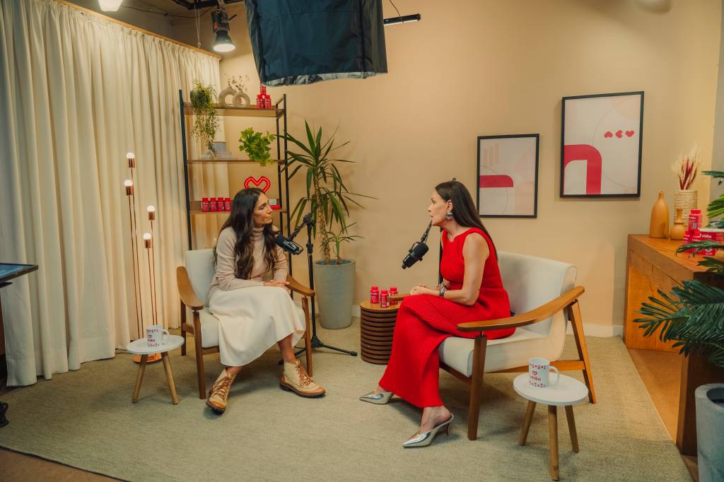 Viver plenamente após os 40: Carolina Ferraz fala sobre longevidade feminina em podcast