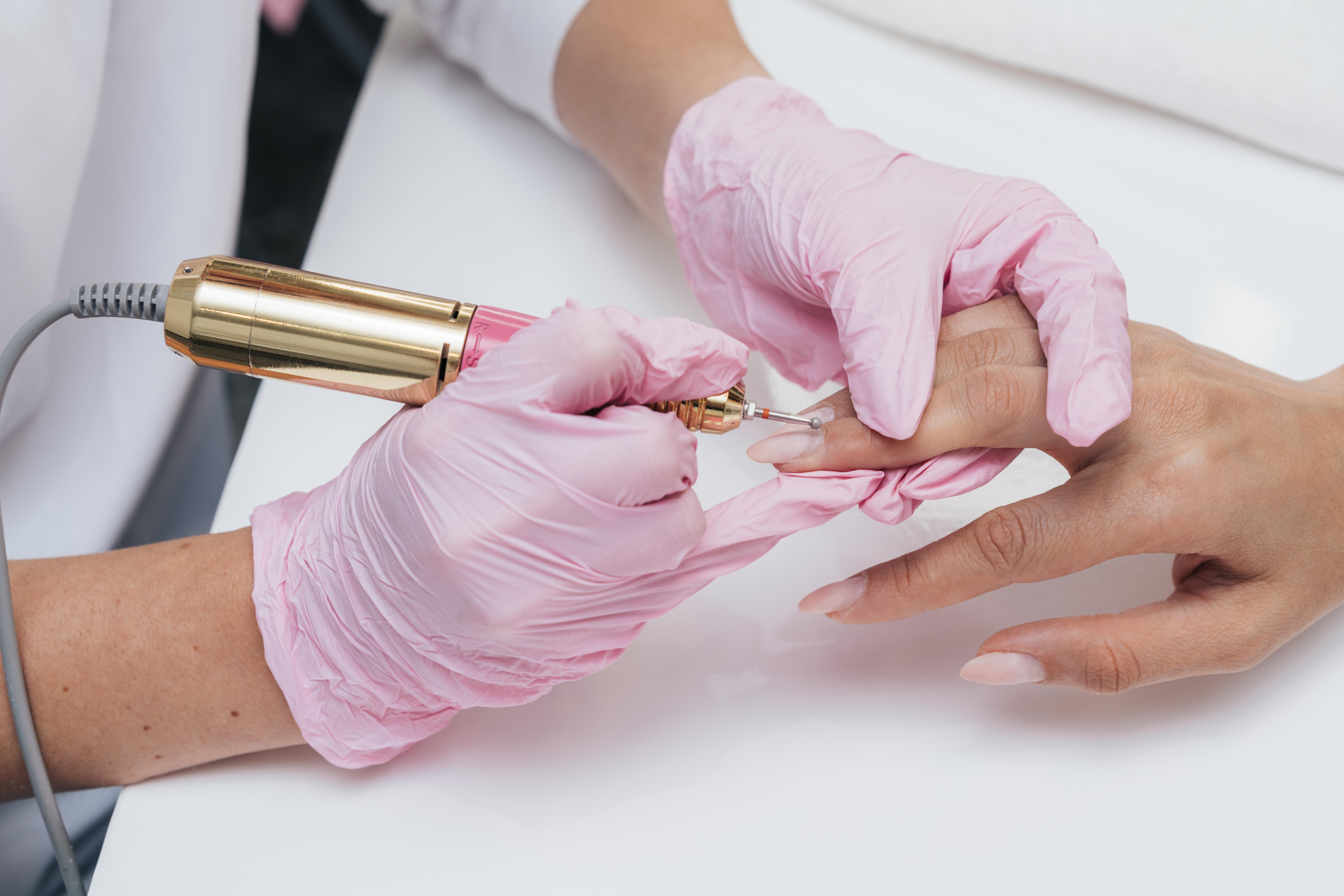 Imagem de mulher fazendo manicure russa.